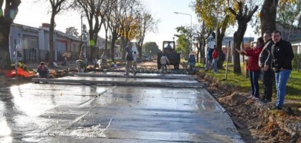 <p>El intendente Alvarez recorrió los avances de las obras de pavimentación</p>
