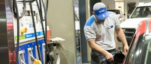 Aumenta la nafta: YPF subió un 4% los precios de sus combustibles
