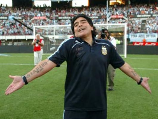 Empujones y gritos en la casa de Maradona