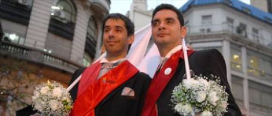 Argentina se convertió en el décimo país del mundo en aprobar el matrimonio gay