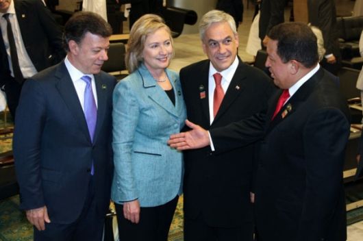 Hugo & Hillary: Apretón de manos, breve charla y sonrisas de ocasión