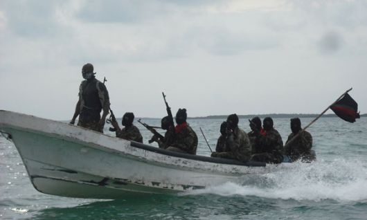 Piratas somalíes cobran rescate pero no liberan a tripulantes indios