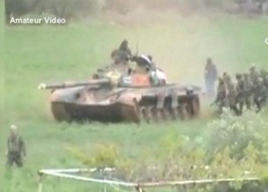 Con tanques y blindados, Assad reprime en Siria