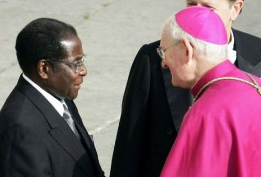 ¿Qué hacía el asesino Mugabe en el Vaticano?