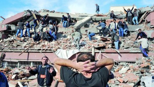 Mil muertos en Turquía por terremoto