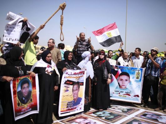 Miles de egipcios protestan por la condena a Mubarak