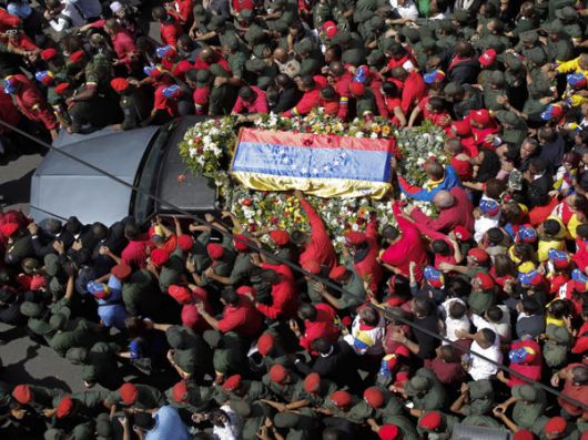 Una multitud acompaña los restos de Chávez