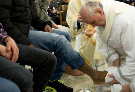 Histórico lavado de pies papal en una cárcel de menores