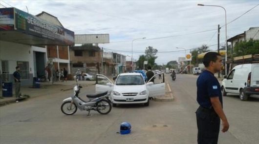Un bebé y dos mujeres se accidentaron al chocar su moto por avenida Chacabuco