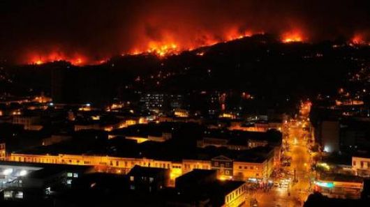 Al menos 16 muertos por el gigantesco incendio en Chile