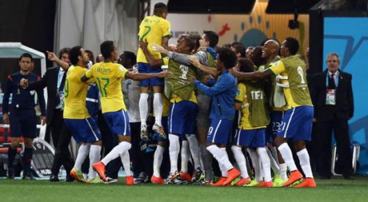 Brasil que debutó con una victoria construida con regalos arbitrales