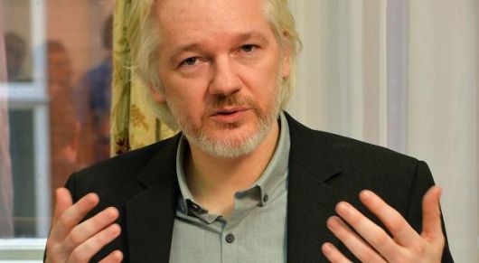 ¿Negociación o rendición?: Assange saldrá de la embajada