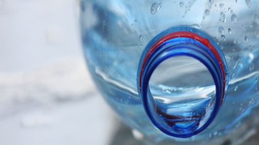 ¿Está mal usar la misma botella de plástico?