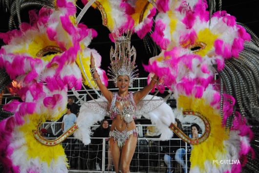 Julia de comparsa Orfeo es la reina del Carnaval Artesanal del País