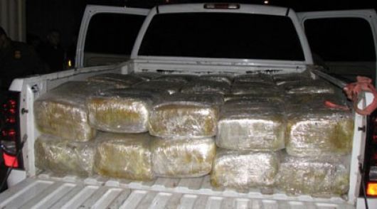 Narcos abandonaron camioneta con casi 950 kilos de marihuana
