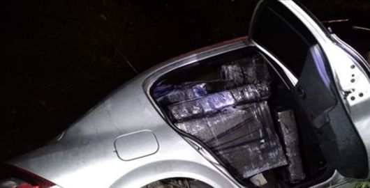 En persecución policial volcó un auto que transportaba 485 kilos de droga