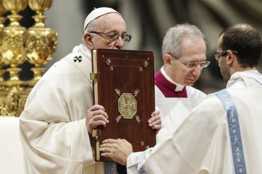 El Papa pidió "una mirada materna" ante un mundo desunido