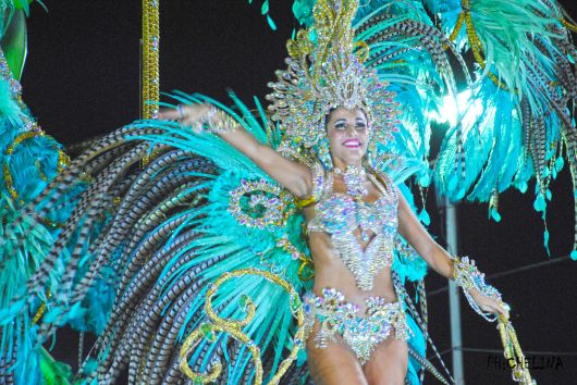 Experiencia y creatividad en la primera noche del Carnaval Artesanal del País