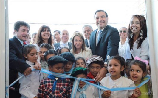 Valdés anunció un aumento en la ayuda escolar para estatales y alistan mejoras