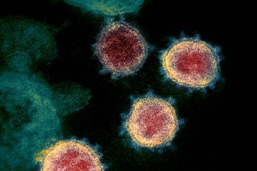 ¿Cómo se contagia realmente el virus? Hay un consenso creciente sobre esa respuesta
