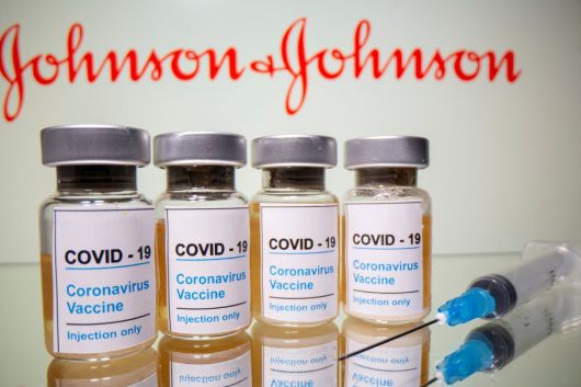 Suspenden la vacunación  de Johnson & Johnson  tras seis casos de trombosis en EEUU
