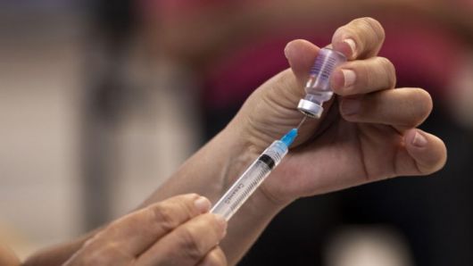 Dos enfermeros seguirán presos por querer vender vacunas 
