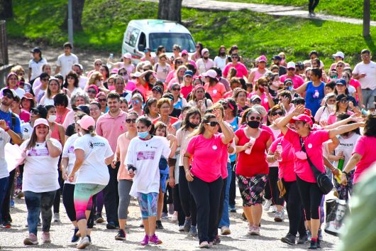 Gran convocatoria en la  Caminata Rosa para concientizar sobre el Cáncer de Mama
